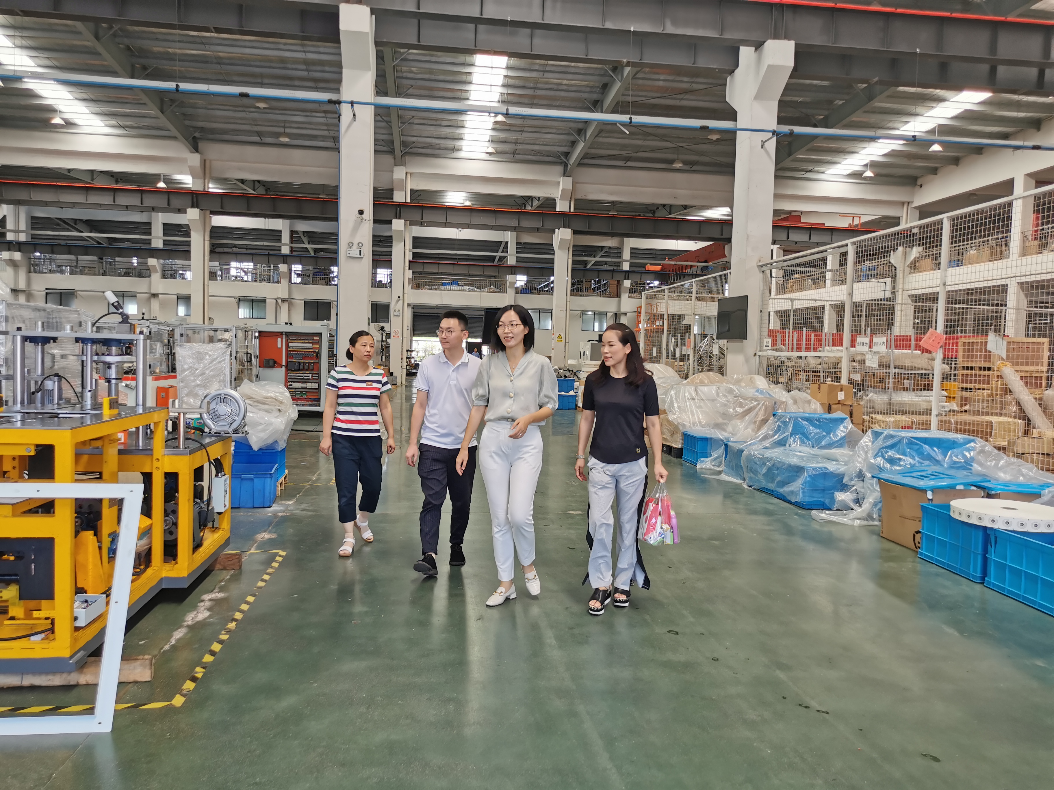 送清涼，廣陳鎮(zhèn)鎮(zhèn)長李夏嵐慰問新發(fā)現(xiàn)高溫一線員工