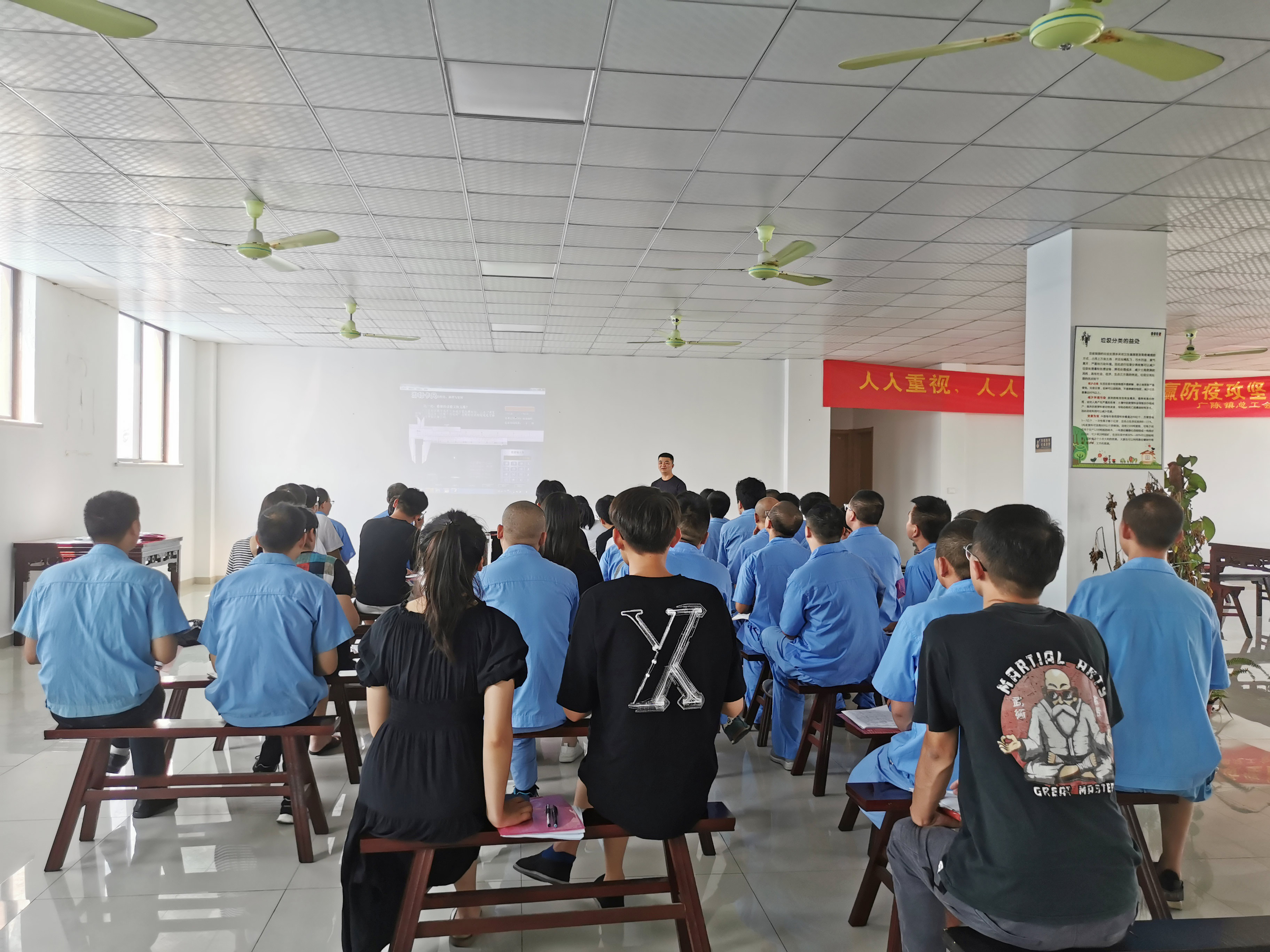 新發(fā)現(xiàn)組織員工參加中級鉗工知識培訓(xùn)，新知識get！